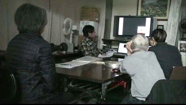 関係者会合、もと画面に音声を編集する井上実さん